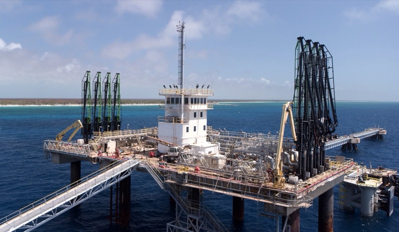 La Sea Island de Liwathon B.O.S., con sus brazos de carga y su torre de control, frente a la costa de Gran Bahama.