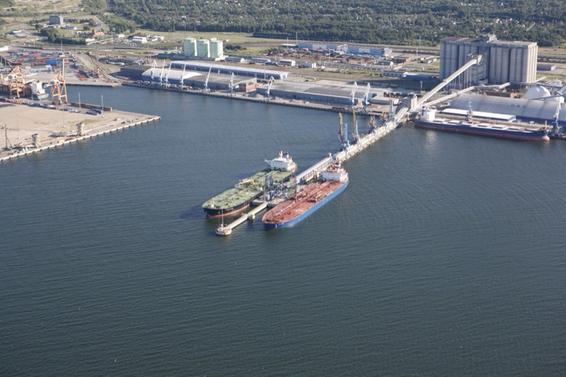 Dos petroleros en el pantalán de Liwathon E.O.S. en el puerto de Muuga, vistos desde el aire.