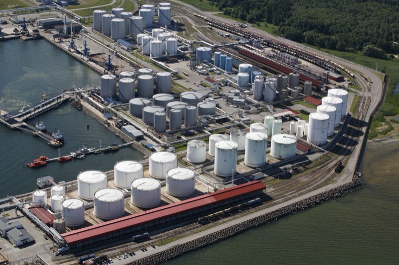 Tanks, pipe racks and rail sidings at Pakterminal, Muuga Harbour.