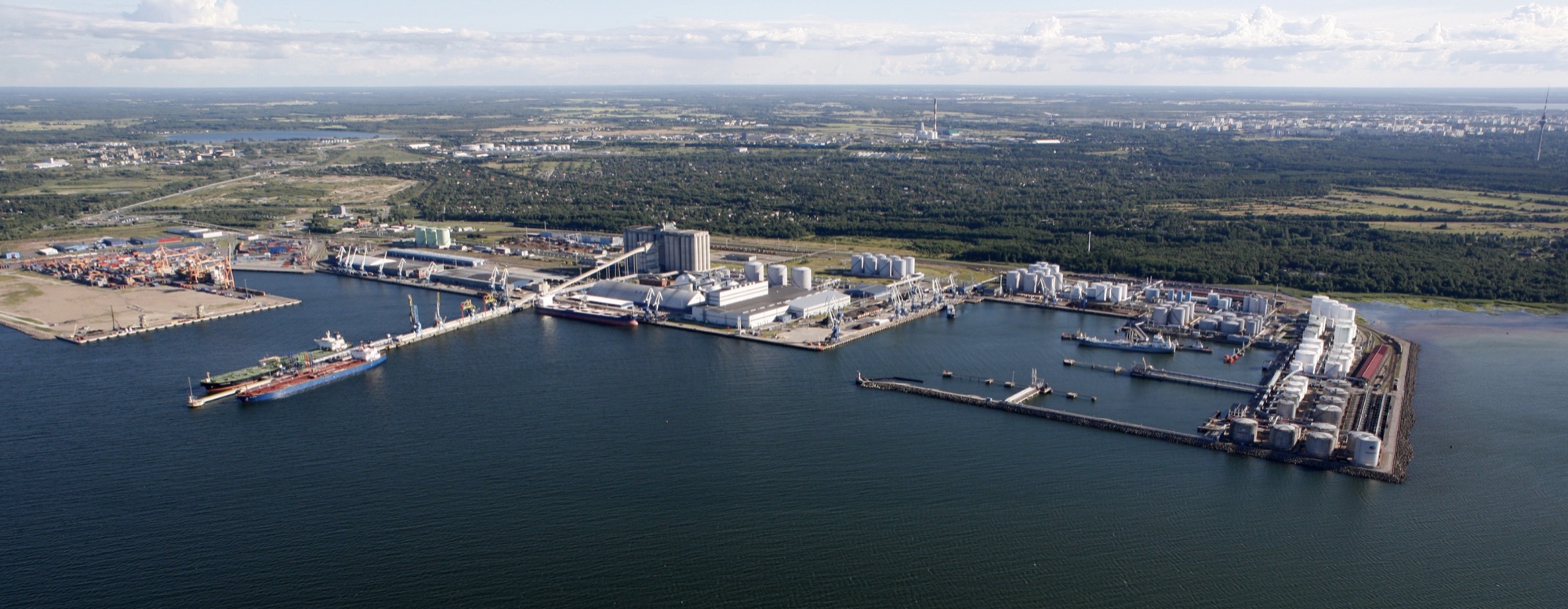 Vista aérea panorámica del puerto de Muuga, cerca de Tallin, con los tanques de Liwathon E.O.S. en el muelle, a la derecha.