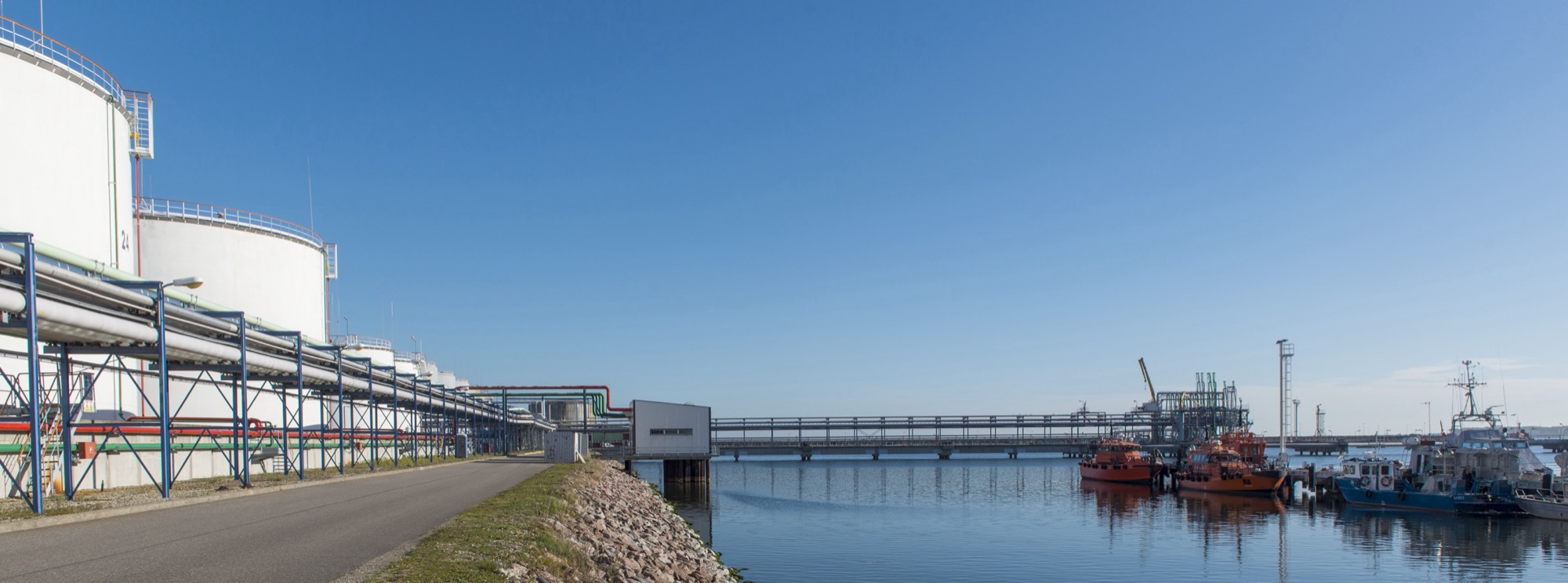 Storage tanks and a pipe rack beside Muuga Harbour.