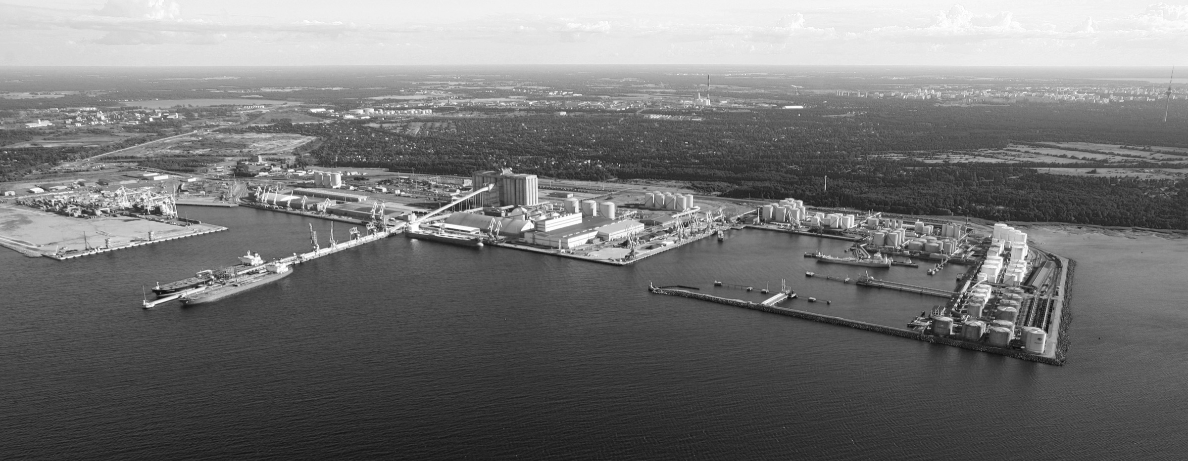 El puerto de Muuga (Estonia) desde el aire, con los tanques de Liwathon E.O.S. en la península del puerto, a la derecha.