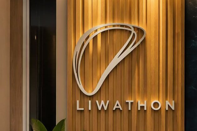 The Liwathon logo on a backlit timber wall in the reception of the Liwathon Brasil office in São Paulo.
